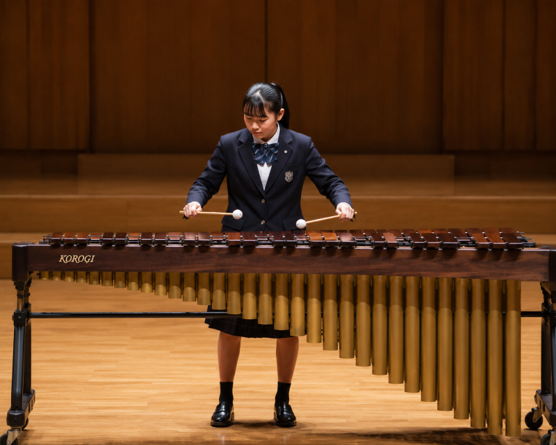 ソロコンテストでマリンバを弾く学生