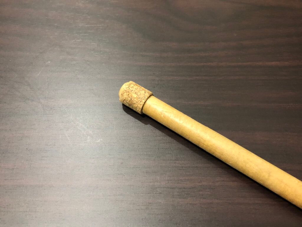 エンドにコルクを巻きつけたスティック