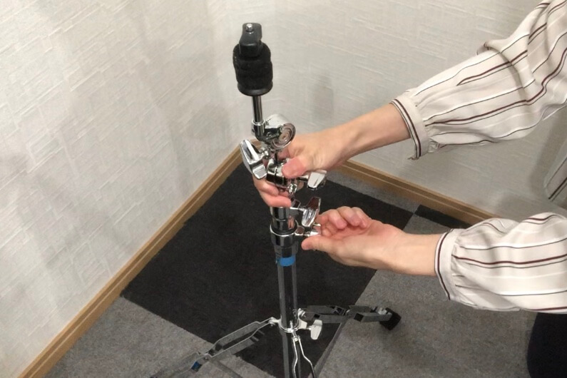 シンバルスタンドを組み立てる