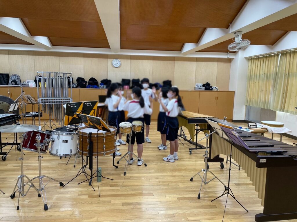 円になって6人でハイタッチ