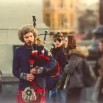 バグパイプを吹く男性