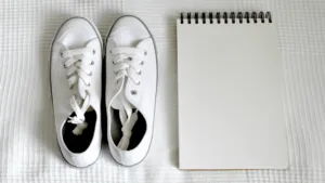 スニーカーとメモ帳