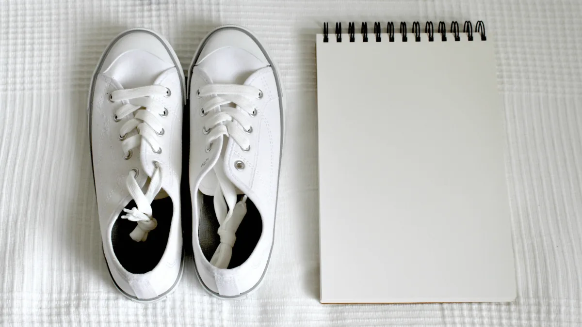 スニーカーとメモ帳